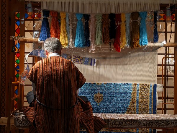 Où trouver des cours de tissage de tapis berbères en dehors des circuits touristiques au Maroc?