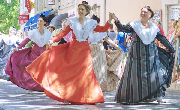 Où déguster les spécialités culinaires locales lors des fêtes de village en Provence?